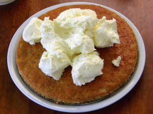 Premazivanje torte od mrkve kremom