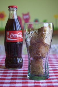 Napuniti čašu kockicama zaleđene Coca-Cole