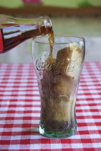 Otvoriti još jednu bočicu Coca-Cole i zaliti led u čašama
