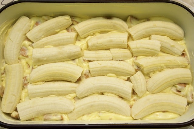 U lim za kolače izliti polovicu smjese, složiti banane...