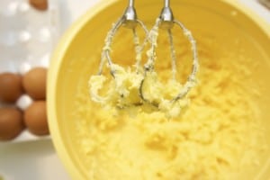 Izraditi prvo maslac sa šećerom...