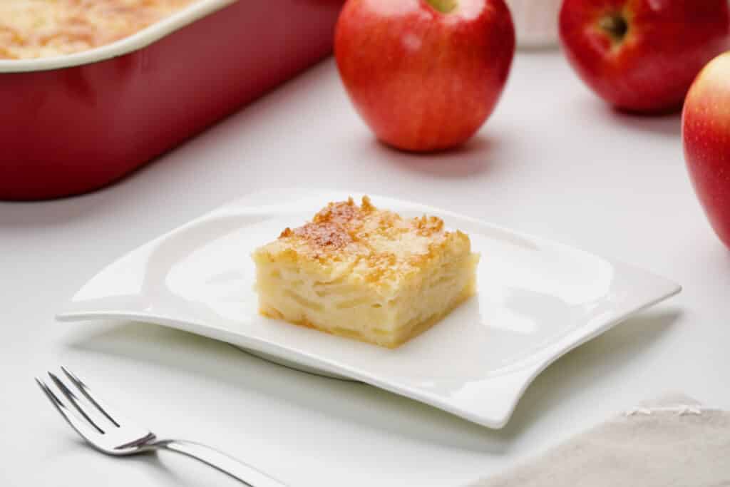 Jogurt kolač s jabukama