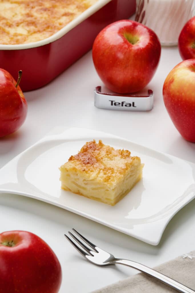 Jogurt kolač s jabukama