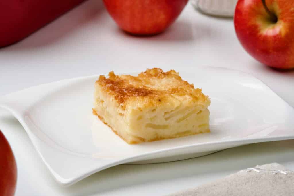 Jogurt kolač s jabukama