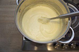 U ukuhanu ohlađenu kremu dodati izrađeni maslac i sjediniti