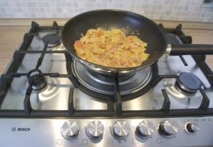 Dodati vino i začine