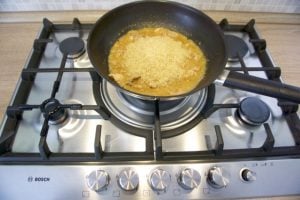 Dodati rižu pa pirjati do kraja...