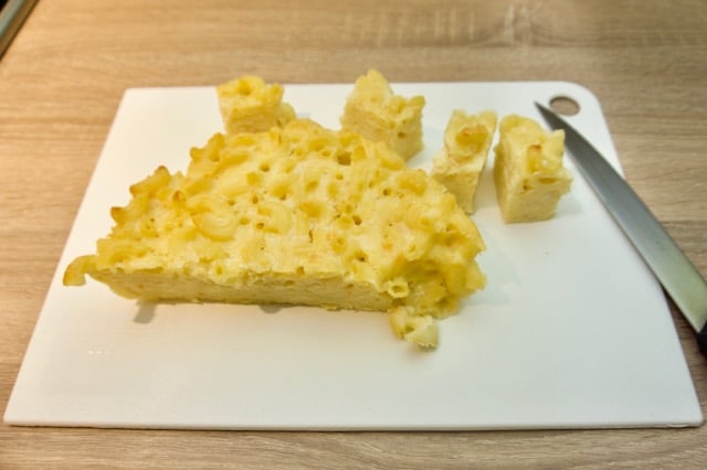 Narezati makarone sa sirom na manje komade