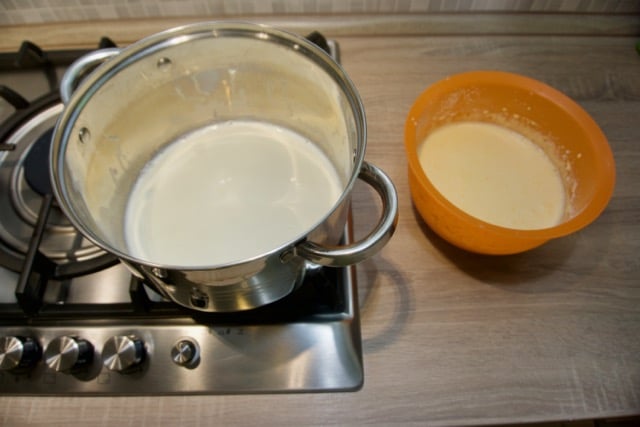 Kuhati žutu kremu od žumanjaka, šećera i brašna sa mlijekom