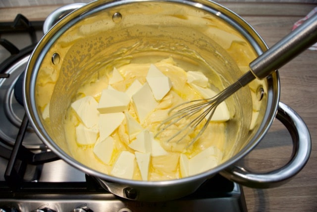 U kuhanu kremu umiješati maslac
