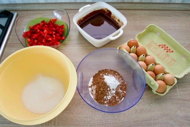 Pripremiti sve sastojke za brownies sa jagodama