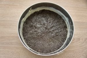 Utisnuti podlogu u kalup za tortu