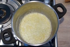 Pržiti luk, dodati brašno..