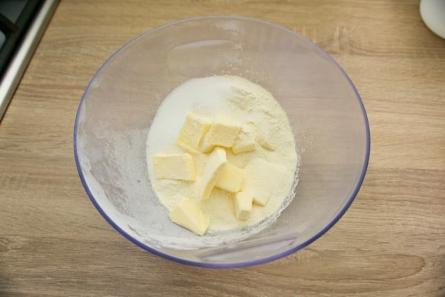 Za mrvice pripremiti maslac, brašno i šećer