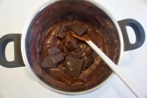Skuhati kremu od pudinga i čokolade