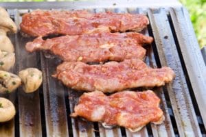 Peći meso na roštilju