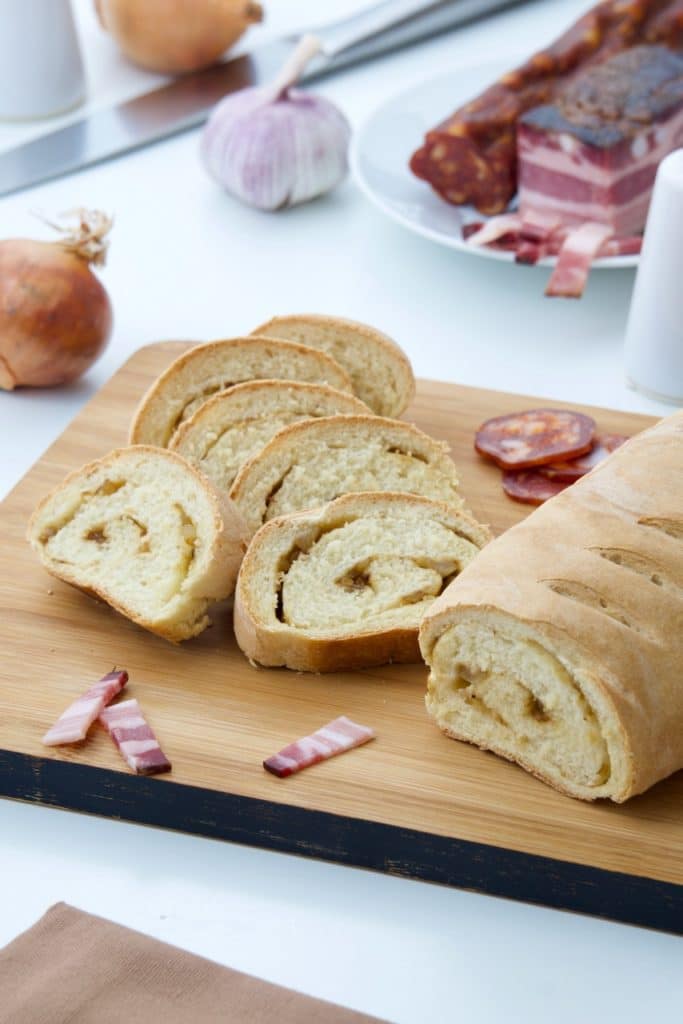 Kruh sa pečenim lukom i češnjakom