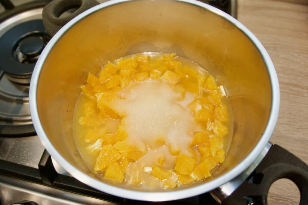 Skuhati kremu od naranči sa šećerom