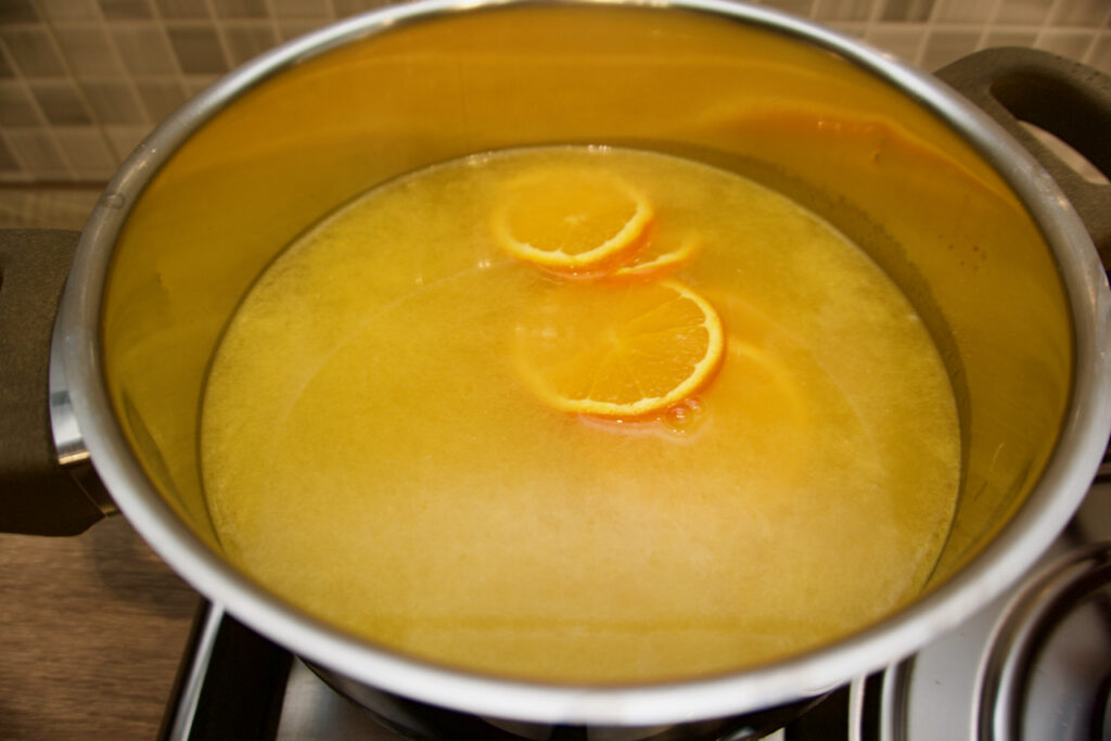 Kuhanje sirupa za portokalopitu